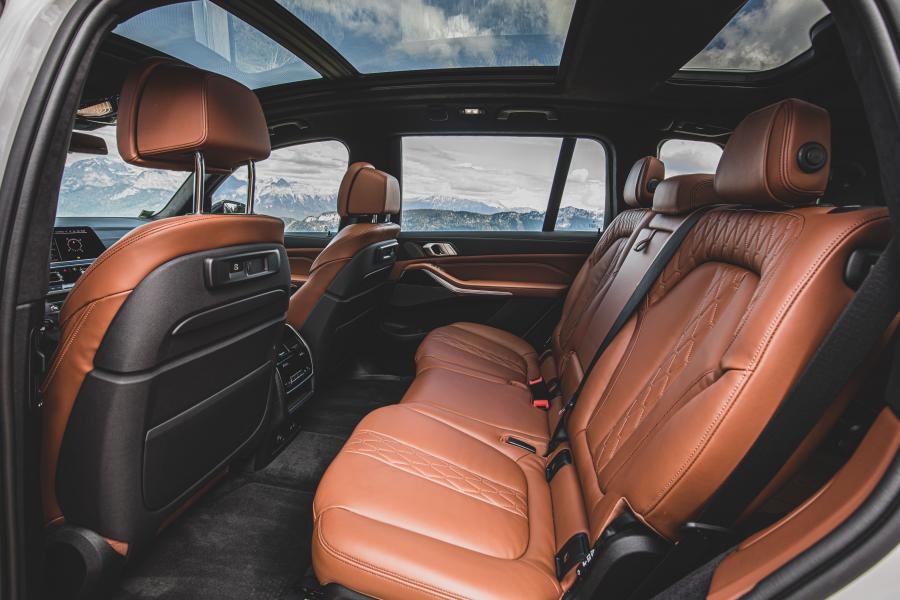 Интерьер BMW X7 xDrive30d Design Pure Excellence (G07) 2019 года  (WW) (фото 31 из 36)